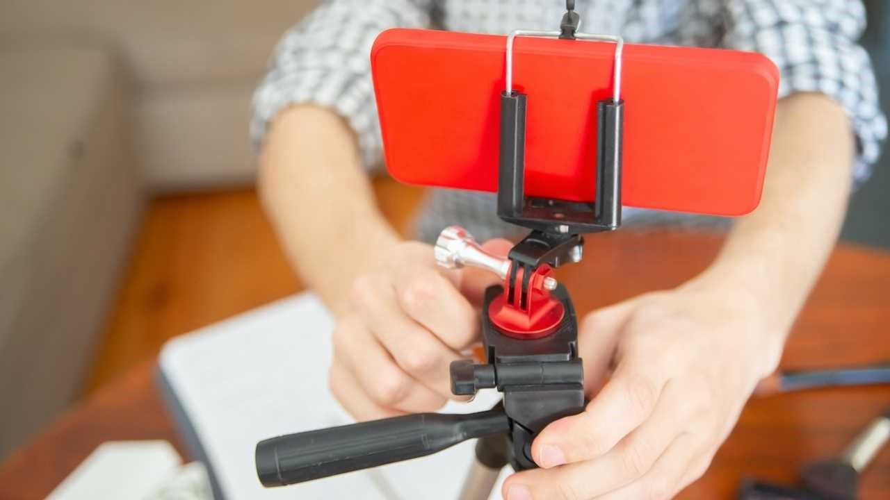 teleprompter1-kampus-production Using a teleprompter